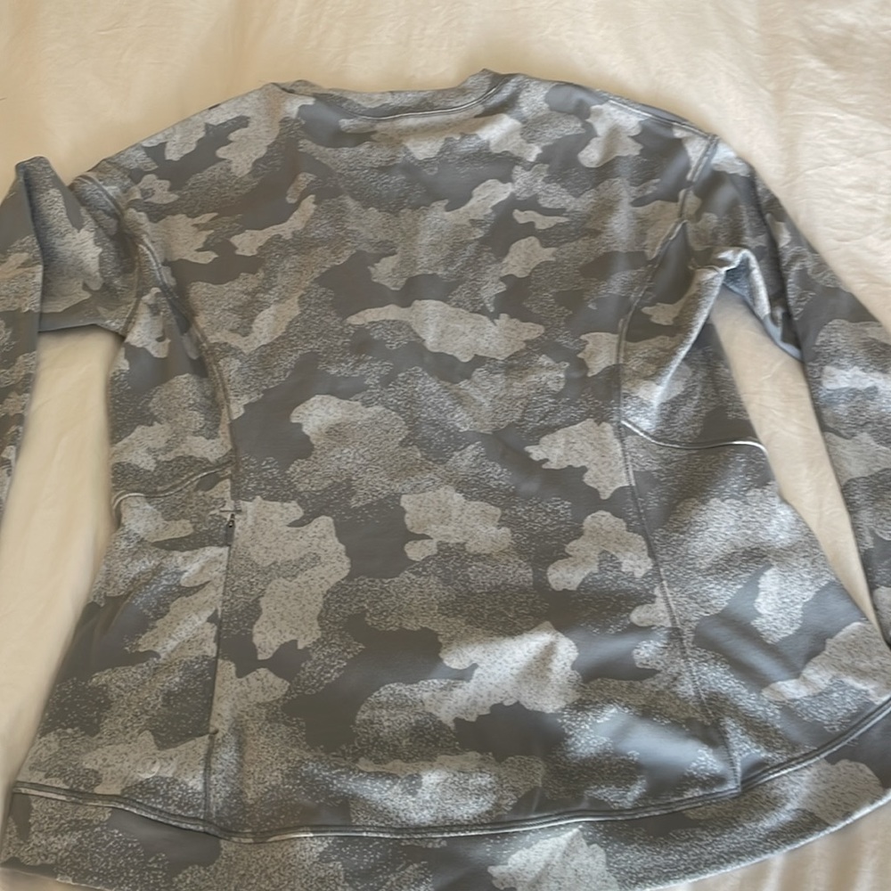 Lululemon Sweatshirt Camo with Thumbholes and Zipper Pocket! Size 12! - Picture 9 of 14